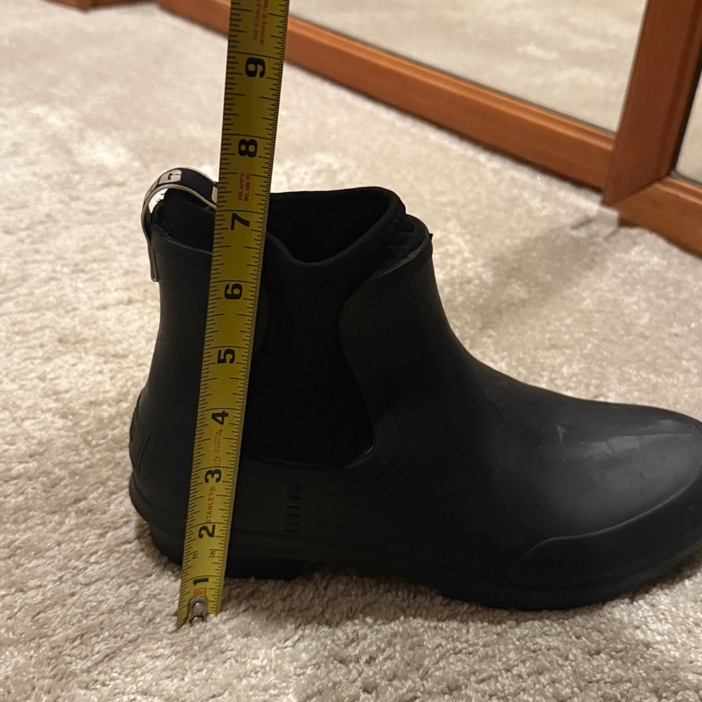 Women’s Ugg “droplet” rain boot.
Size 9 - Picture 9 of 10